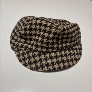 GAP cap/hat (S/M) – cozy and perfect for cold weather.